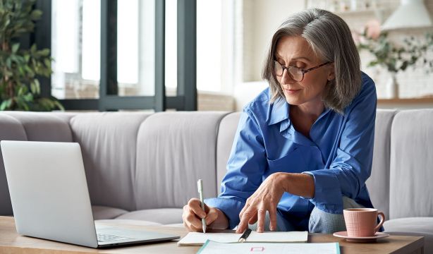 Cádiz impulsa un programa para ayudar a encontrar empleo a las personas mayores de 45 años (Bigstock)