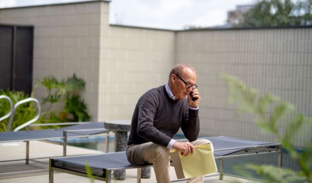 Michael Keaton vuelve a los cines a los 73 años para protagonizar 'Con el agua al cuello'
