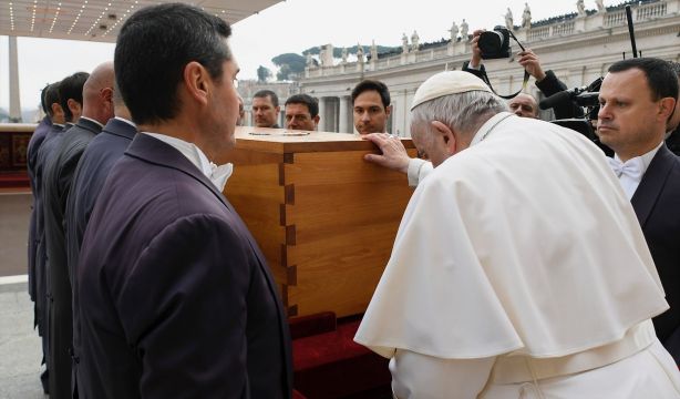 EuropaPress 4905690 papa francisco posa mano feretro funeral pontifice emerito benedicto xvi