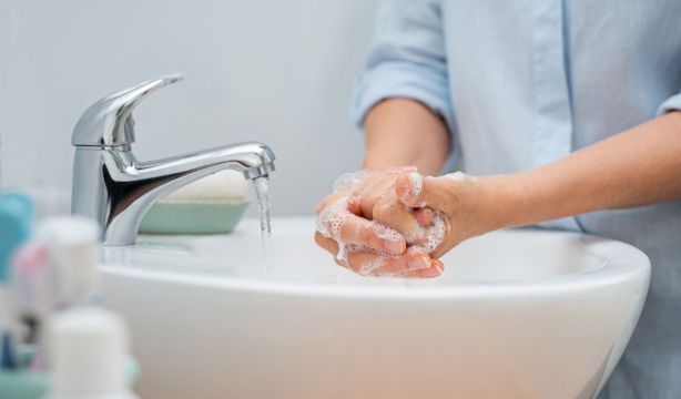 El sencillo truco para eliminar olores de alimentos de las manos