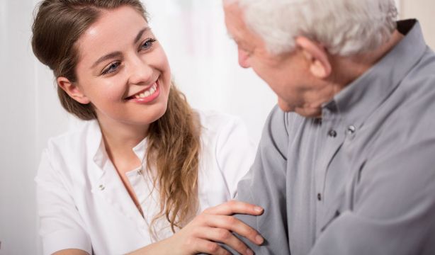 La intervención domiciliaria que reduce ingresos hospitalarios en mayores. Bigstock