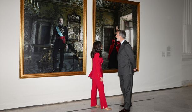Los Reyes contemplan por primera vez sus retratos junto a Annie Leibovitz