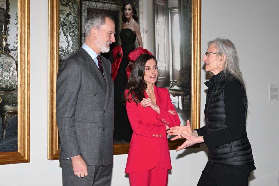 Los Reyes contemplan por primera vez sus retratos junto a Annie Leibovitz Los Reyes contemplan por primera vez sus retratos junto a Annie Leibovitz