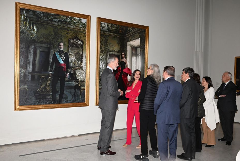 Los Reyes contemplan por primera vez sus retratos junto a Annie Leibovitz Los Reyes contemplan por primera vez sus retratos junto a Annie Leibovitz