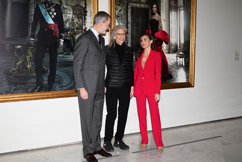 Los Reyes contemplan por primera vez sus retratos junto a Annie Leibovitz Los Reyes contemplan por primera vez sus retratos junto a Annie Leibovitz