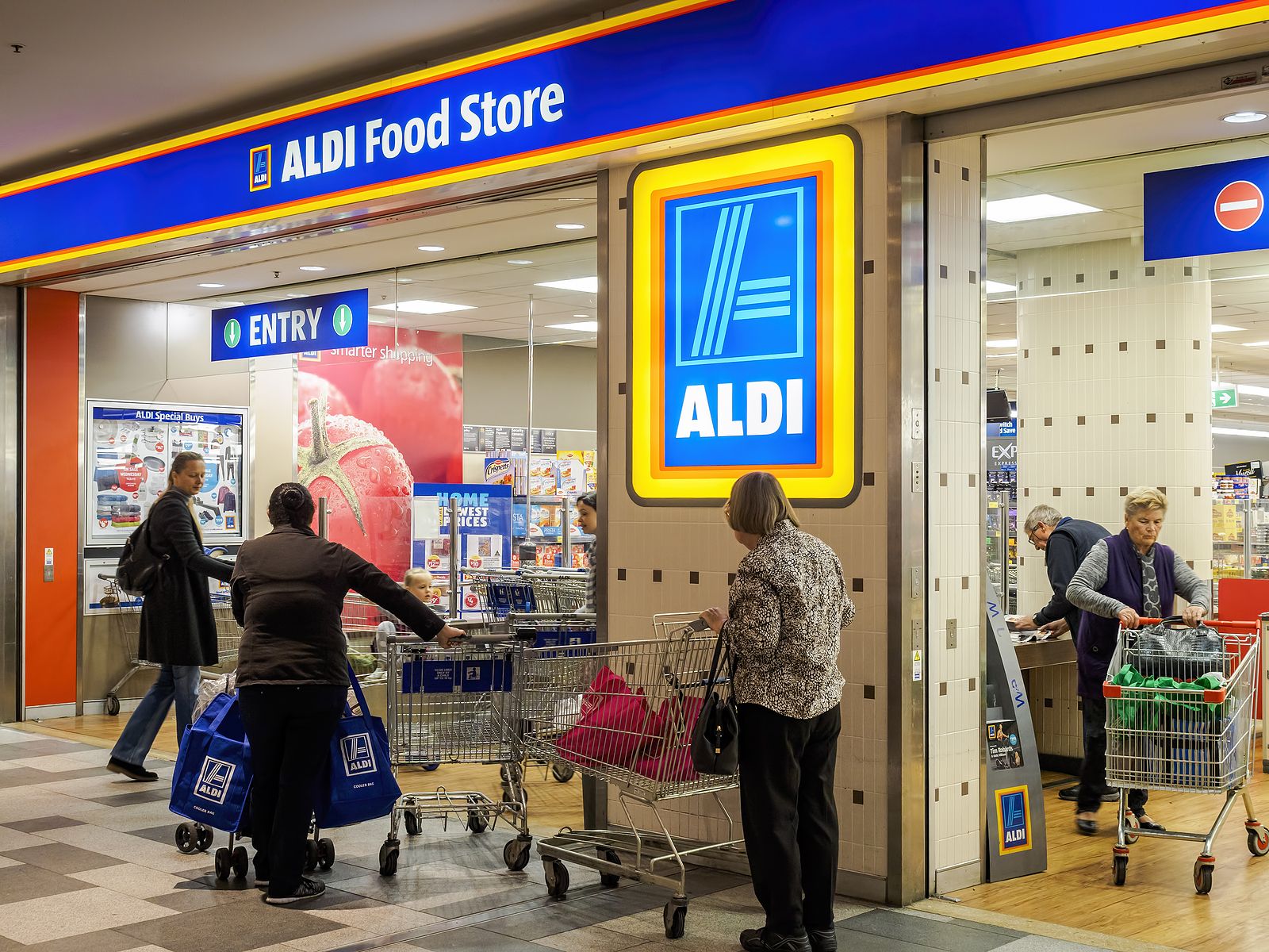 Aldi hace una prueba piloto en la que cobra por entrar a sus supermercados Aldi hace una prueba piloto en la que cobra por entrar a sus supermercados