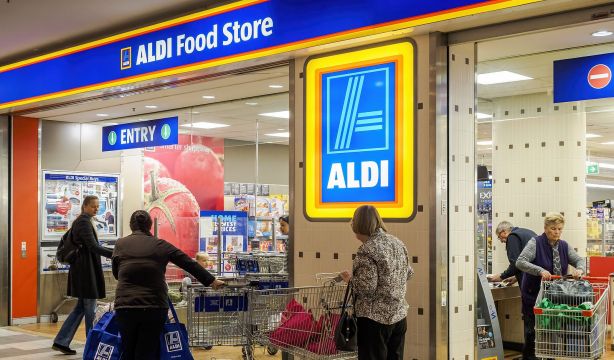 Aldi hace una prueba piloto en la que cobra por entrar a sus supermercados