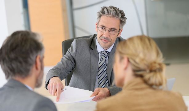 Bancos, empleo, alquileres y estafas, sobre lo que más buscan asesoramiento jurídico los españoles