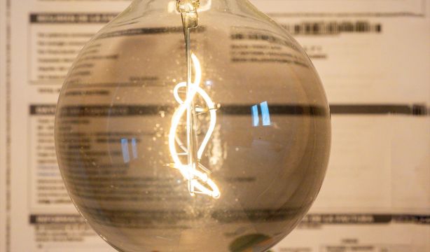 Los españoles destinan casi 22.000 euros al año en cubrir los gastos diarios, un 66% del salario