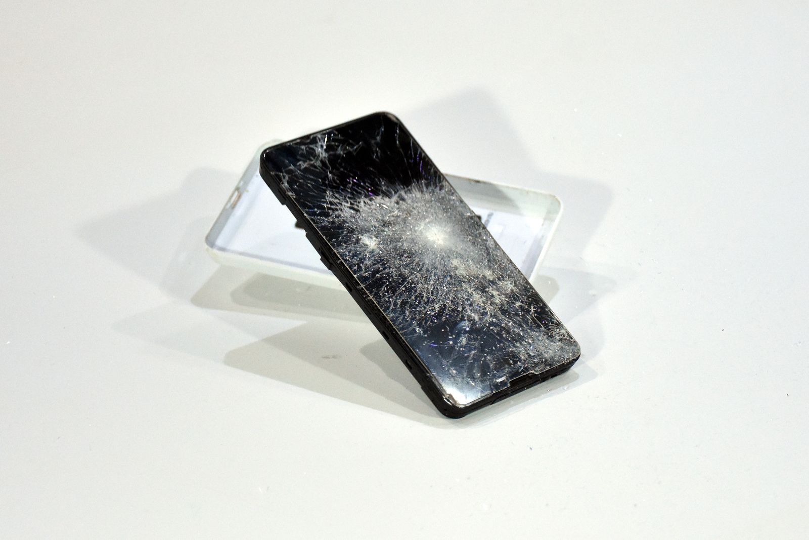 ¿Se ha roto la pantalla de tu móvil? ¿Qué debes hacer?
