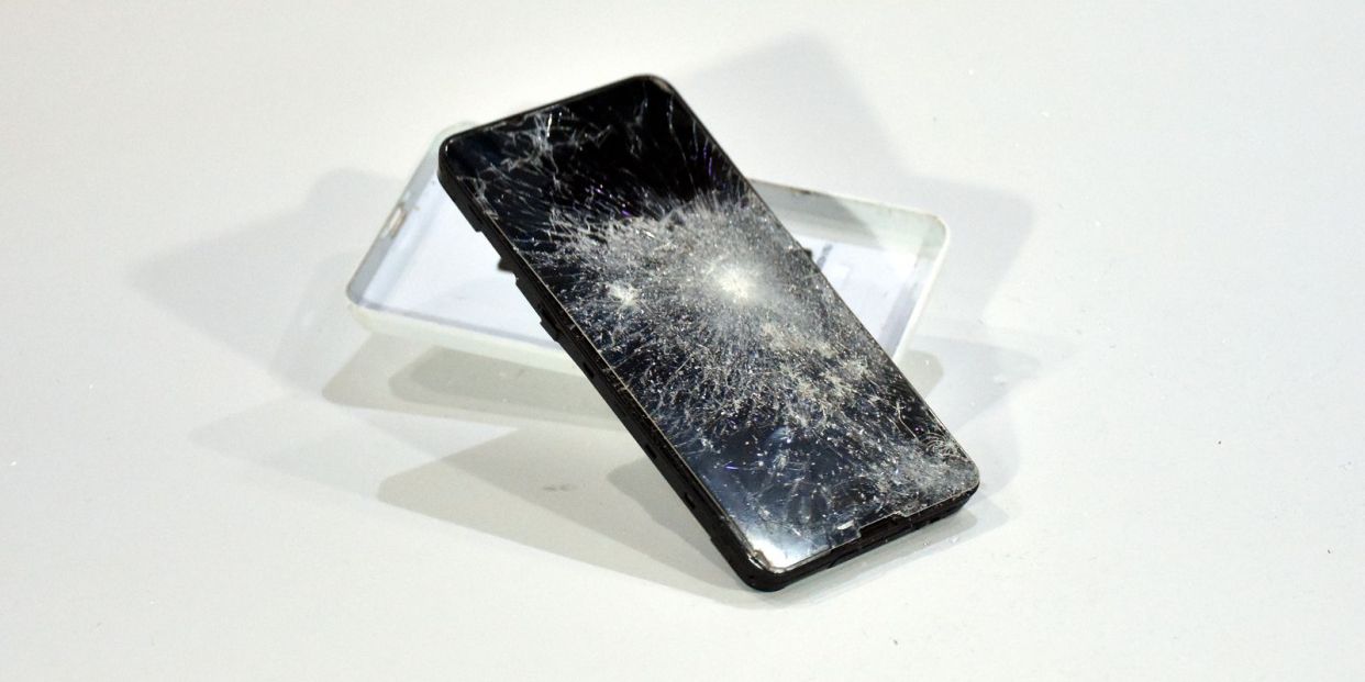 ¿Se ha roto la pantalla de tu móvil? ¿Qué debes hacer?