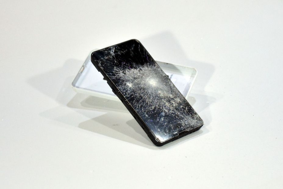 ¿Se ha roto la pantalla de tu móvil? ¿Qué debes hacer?