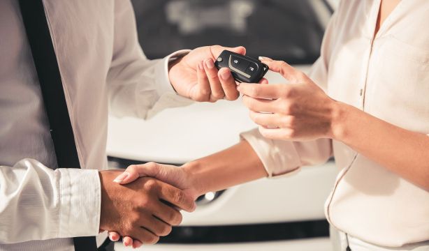 Así funciona la ayuda del Gobierno de hasta 5.500 euros para comprar un coche nuevo