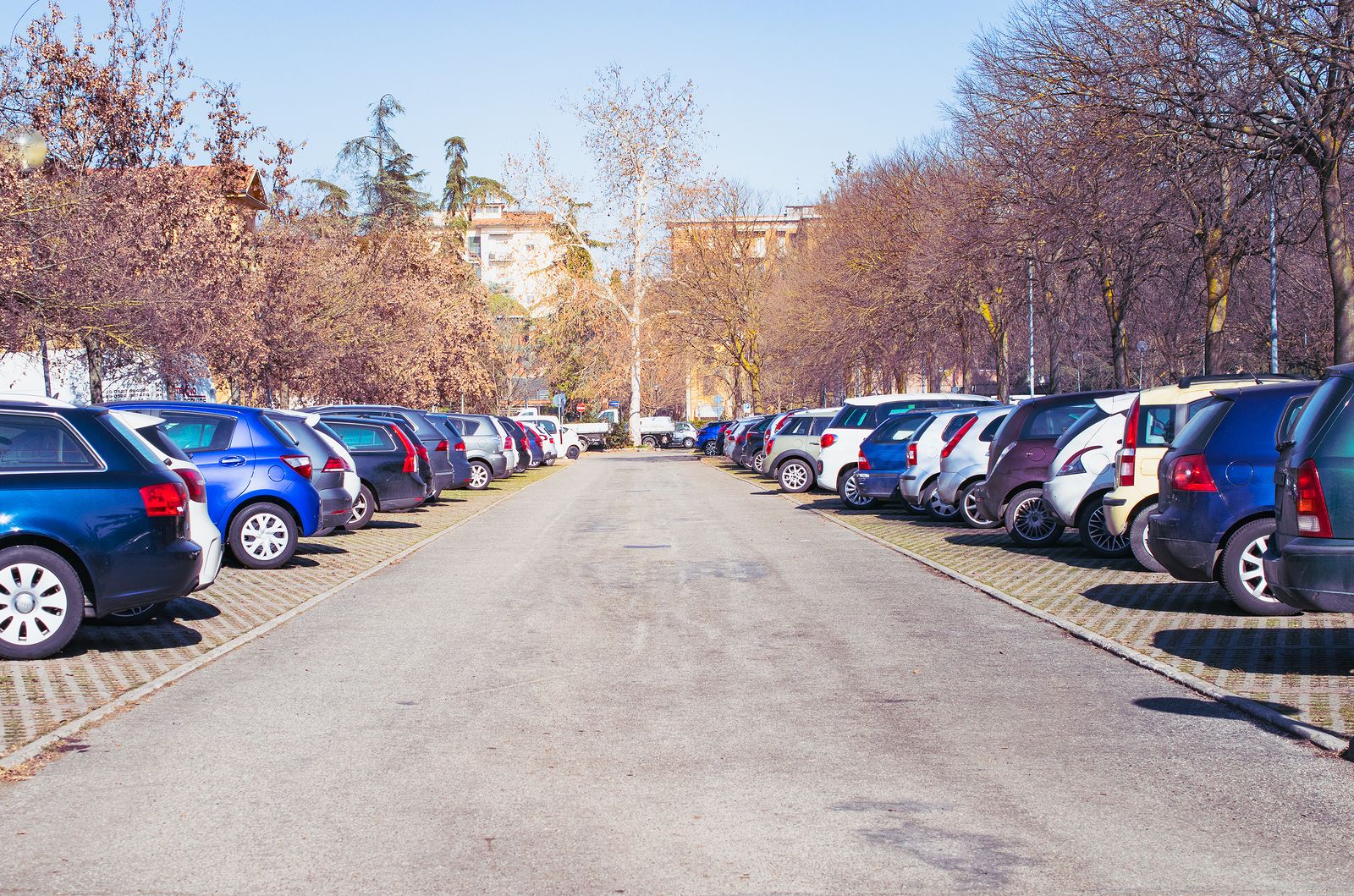 ¿Puede un peatón guardar una plaza de aparcamiento en la calle?