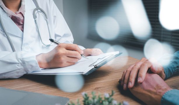 Colaboración público-privada es clave para aliviar la presión del sistema sanitario público