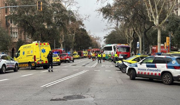 Más de 30 heridos, 4 de ellos críticos, en el choque de dos autocares en la Diagonal de Barcelona