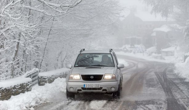 Los consejos de la DGT si te quedas tirado en la carretera por el temporal de nieve y lluvias