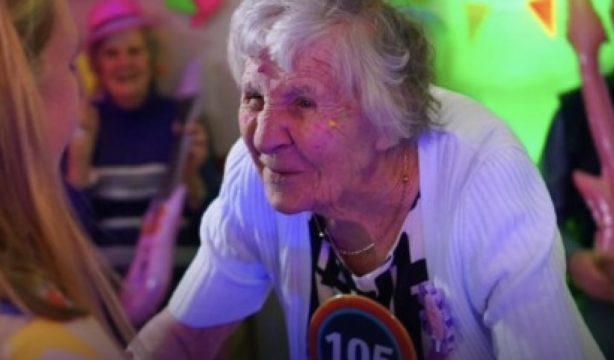 Una mujer de 105 años celebra su cumpleaños con una rave en su residencia