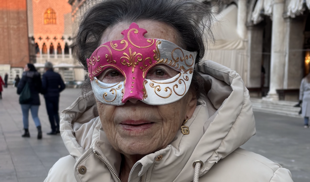 Dolores, de 82 años, cumple su sueño de vivir el Carnaval de Venecia