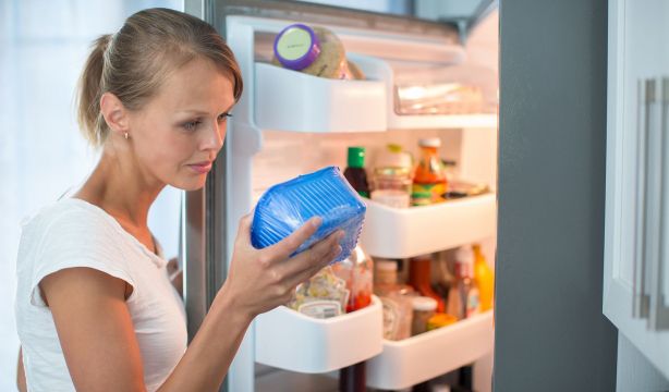 Revelan que el 67% de los españoles consume alimentos caducados si parecen en buen estado
