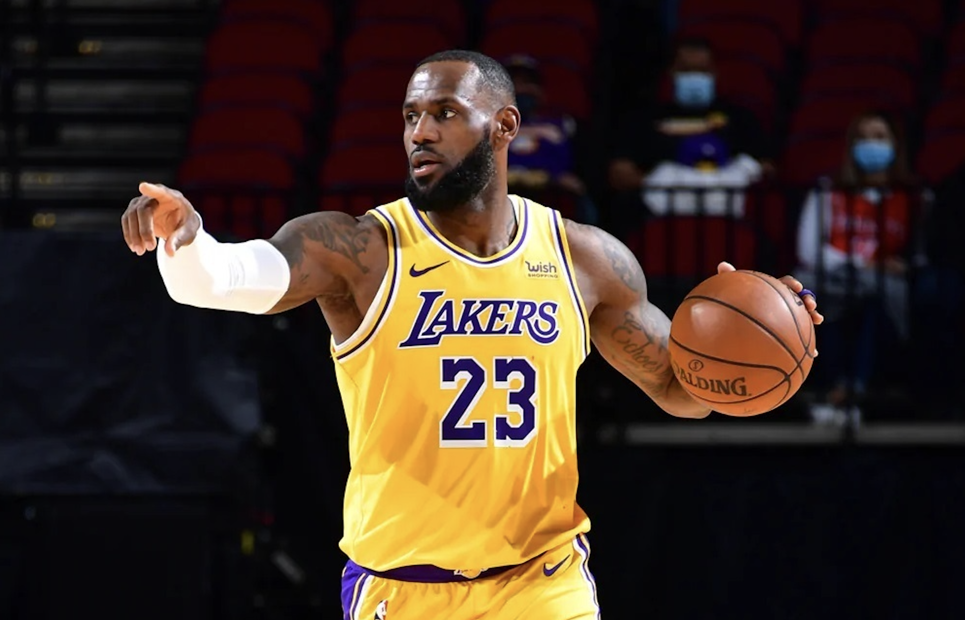 LeBron James desafía a la historia con 40 años al superar los 50.000 puntos en la NBA LeBron James desafía a la historia con 40 años al superar los 50.000 puntos en la NBA