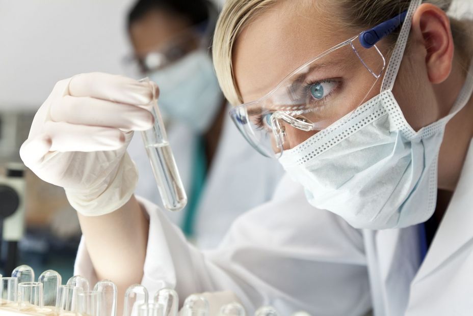 Una científica estudiando muestras. Bigstock Una científica estudiando muestras. Bigstock