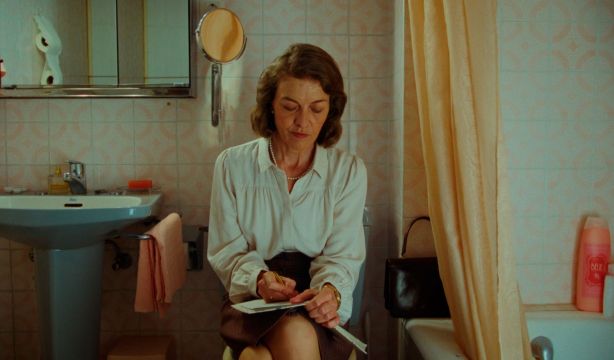 Una ama de casa de 65 años reivindica su espacio personal en 'Un baño propio'