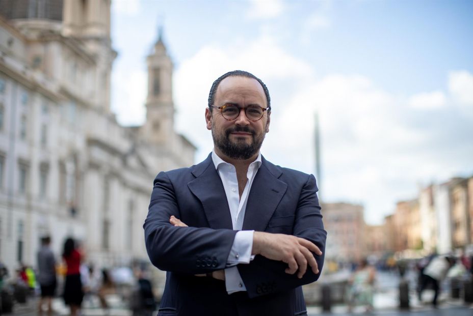 Ignacio Peyró explora la influencia global de Julio Iglesias en su nuevo libro