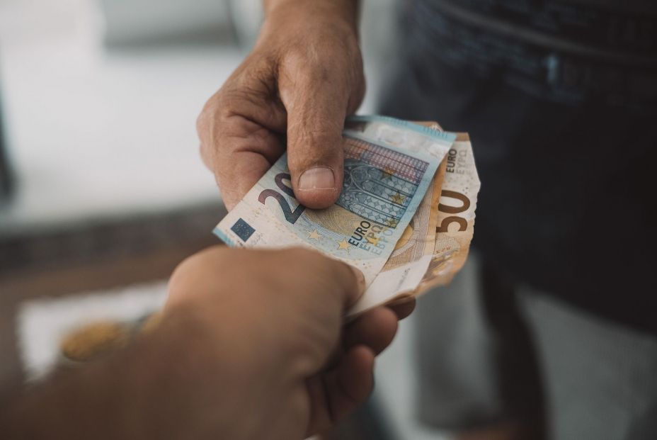 que permite la retirada de efectivo al pagar con tarjeta en ciertos comercios. Foto: Bigstock