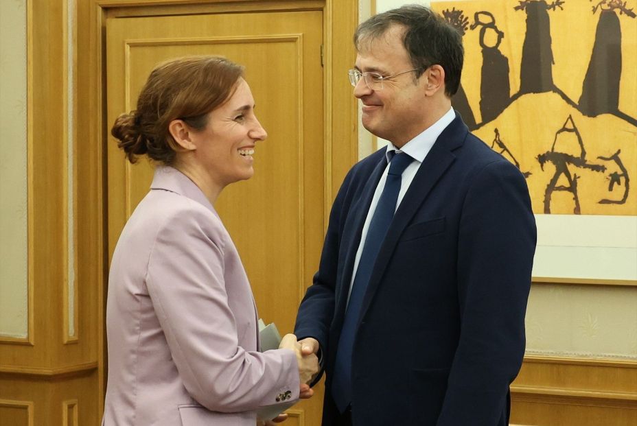 La ministra de Sanidad, Mónica García, y el consejero de Salud del Gobierno Vasco, Alberto Martínez.