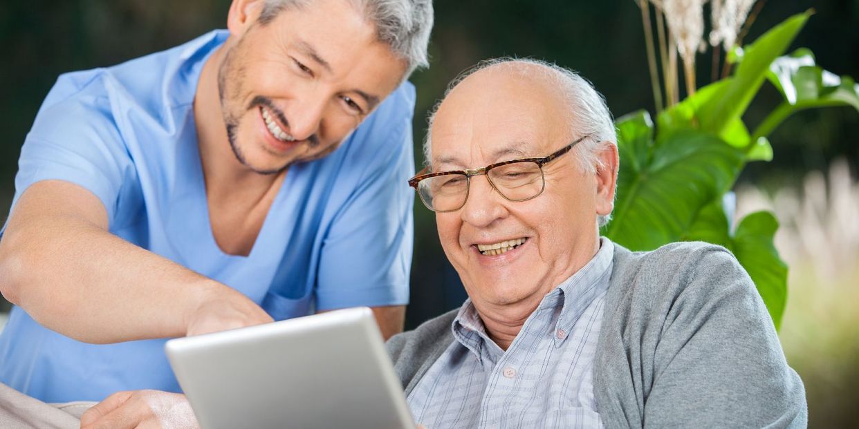 ¿Cómo la tecnología puede reforzar la salud mental de las personas mayores?