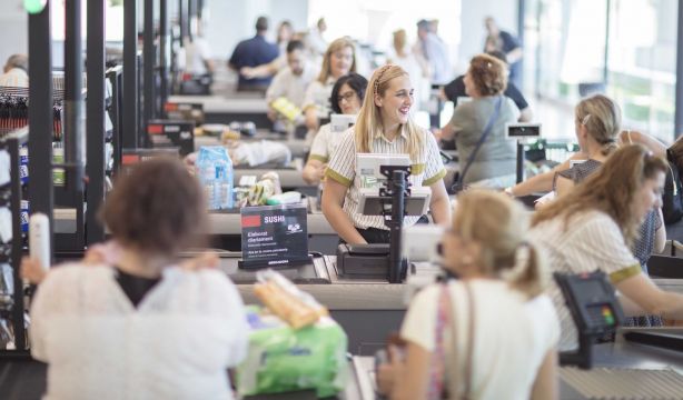 Mayores y colas en los supermercados