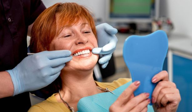 Implantes dentales: un estudio revela su sorprendente durabilidad a lo largo de cuatro décadas