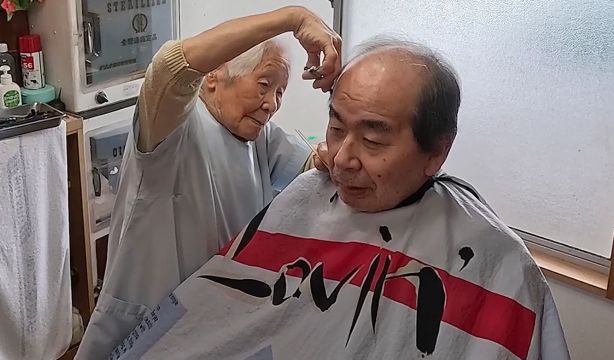 Una japonesa de 108 años se convierte en la barbera más longeva del mundo