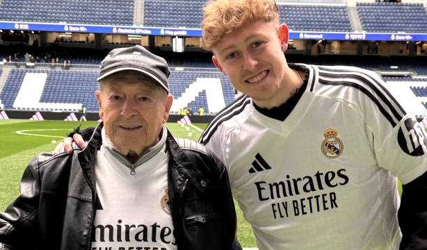 Un joven sorprende a su abuelo invitándole a vivir una experiencia inolvidable en el Bernabéu