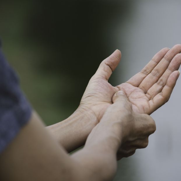 Ejercicios que puedes hacer en casa para aliviar los síntomas de la artritis en las manos