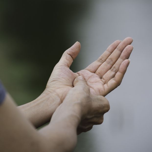 Ejercicios que puedes hacer en casa para aliviar los síntomas de la artritis en las manos