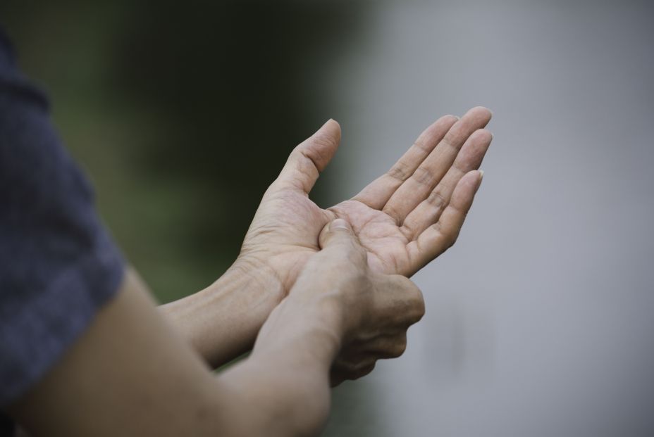 Ejercicios que puedes hacer en casa para aliviar los síntomas de la artritis en las manos