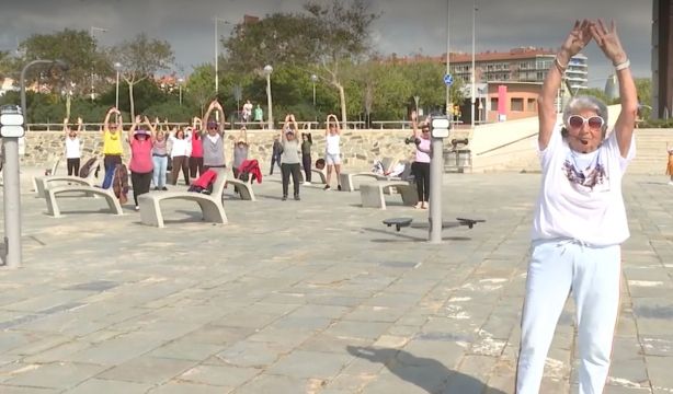 Bàrbara, la mujer de 89 años que da clases de gimnasia gratuitas en Barcelona (Informativos Telecinco)