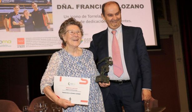 Conoce a Paquita, la dueña que sigue al frente de su tienda con 94 años