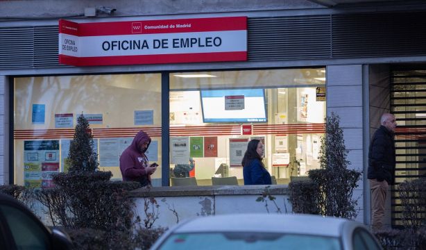 EuropaPress 6430909 varias personas puerta oficina sepe enero 2025 madrid espana paro