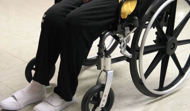 Familiares de residencias de Cataluña piden mejorar sueldos y aumentar el personal