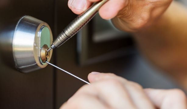 Más de 400 euros por abrir la puerta: denuncian precios abusivos en cerrajeros de urgencia