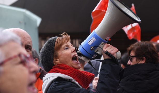 europapress 4871071 mujer megafono protesta contra previsible aprobacion proyecto ley omnibus 1