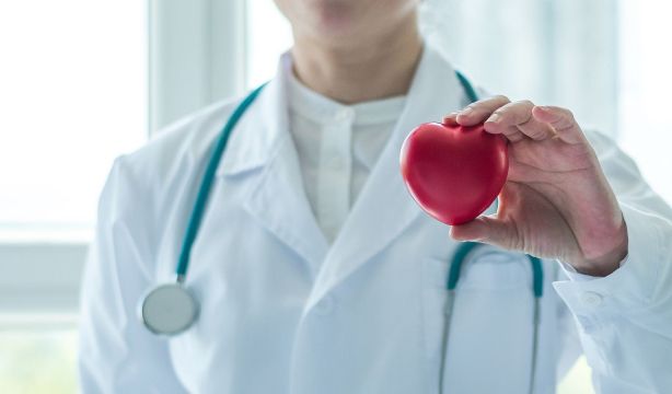 Niveles altos de ácido úrico se asocian a mayor riesgo cardiovascular en mujeres mayores de 50