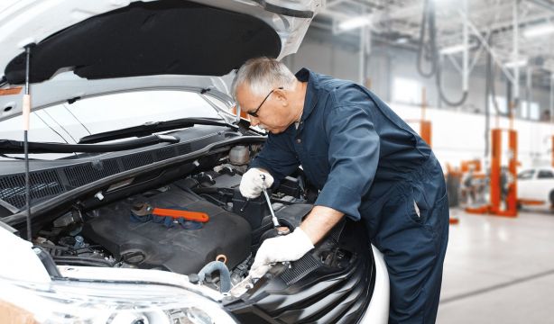 Tres señales que indican que es hora de revisar los frenos de tu coche