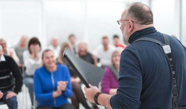 ¿Tienes miedo a hablar en público? Cambridge presenta una nueva herramienta que puede ayudarte