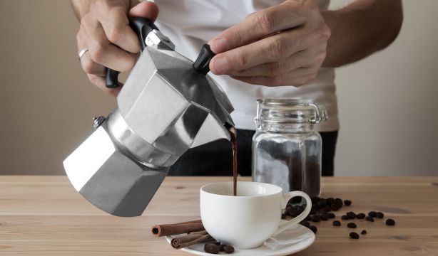 El café no solo hace que duermas menos, también te hace dormir peor