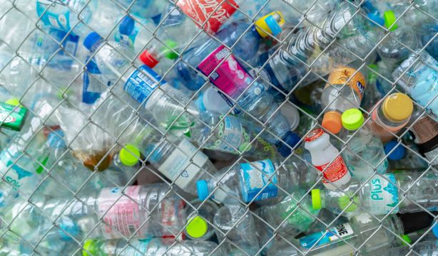 Revolución en el reciclaje: descomponen plástico con la humedad del aire