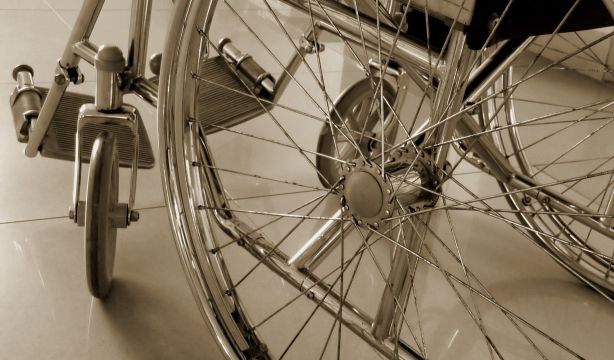 Investigan el abandono de una mujer muerta en silla de ruedas en la puerta de Urgencias